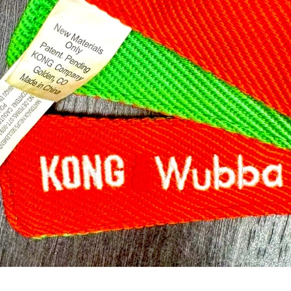 🎅KONG🎅 WUBBA SQUEAKY HOLIDAY SANTA INTERACTIVE THROW TOY NWOT🎄 - Picture 3 of 8